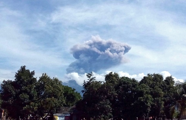 Stotine turista spašene s obronaka vulkana u Indoneziji