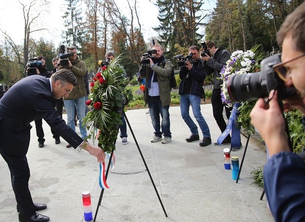 Plenković na Tuđmanovom grobu: "8. listopada 1991. je važan dan kojeg se s ponosom prisjećamo"