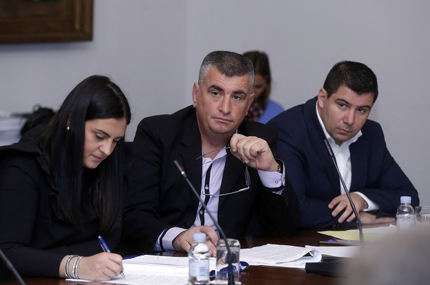SDP i HDZ srušili kvorum na Odboru za zakonodavstvo, Grbin optužio Grmoju da se "igra političara"