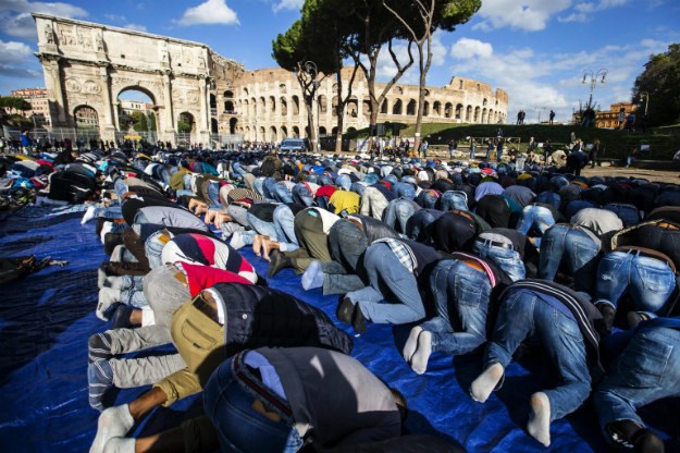 FOTO Stotine muslimana organizirale prosvjednu molitvu pred Kolosejem u Rimu