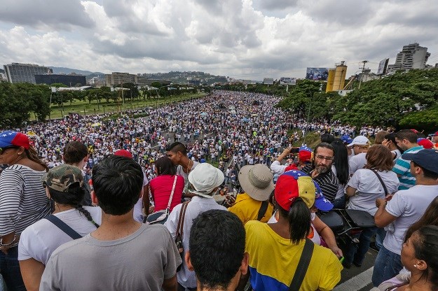 Policajac poginuo, a više od 120 ljudi ozlijeđeno u prosvjedima u Venezueli