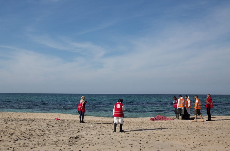 More na obalu izbacilo tijela 74 migranta