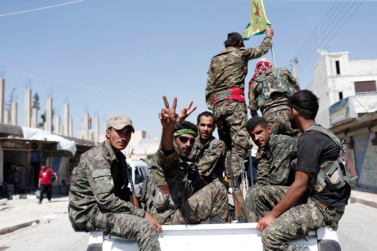 Sirijske milicije odsjekle zadnju cestu iz uporišta ISIS-a