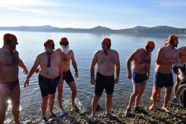 FOTO Najhrabriji Hrvati: Šibenčani se okupali u Jadranu na Novu godinu