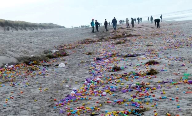 More izbacilo na plažu oko 100 tisuća  kinder jaja