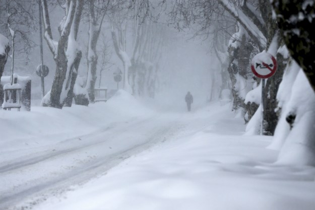 Stručnjaci upozoravaju kako snijeg na krovovima u Hrvatskoj može težiti do 80 tona