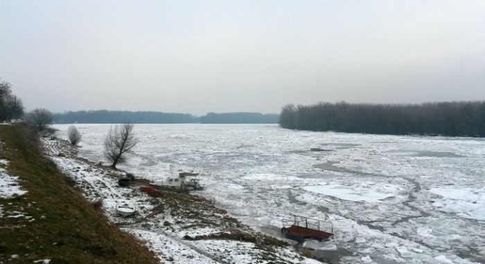 Mađarski ledolomci prošli zaleđenim Dunavom pored Apatina pa krenuli prema Borovu