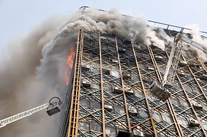 U Teheranu se srušila zgrada od 15 katova, 38 ozlijeđenih, vatrogasci se bore s požarom