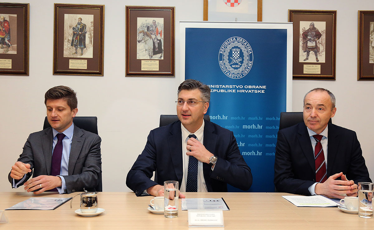 Plenković u MORH došao s Marićem, dobili informacije o vojnom roku