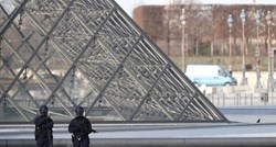 Francois Hollande hvali vojnike koji su onesposobili napadača u Parizu