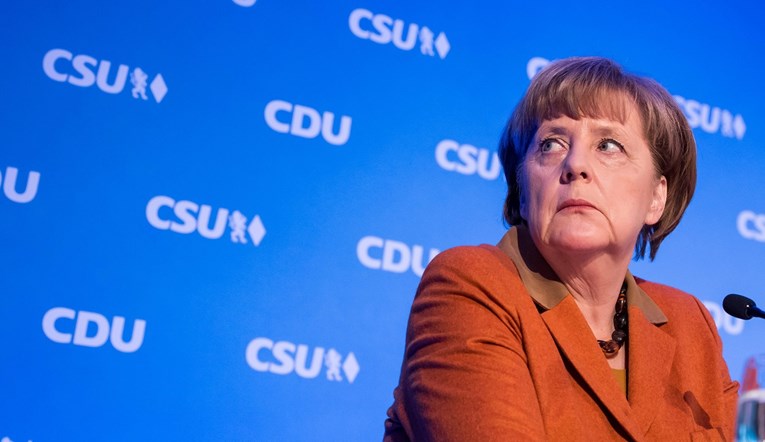 Merkel se službeno kandidirala za kancelarku, ankete kažu da gubi