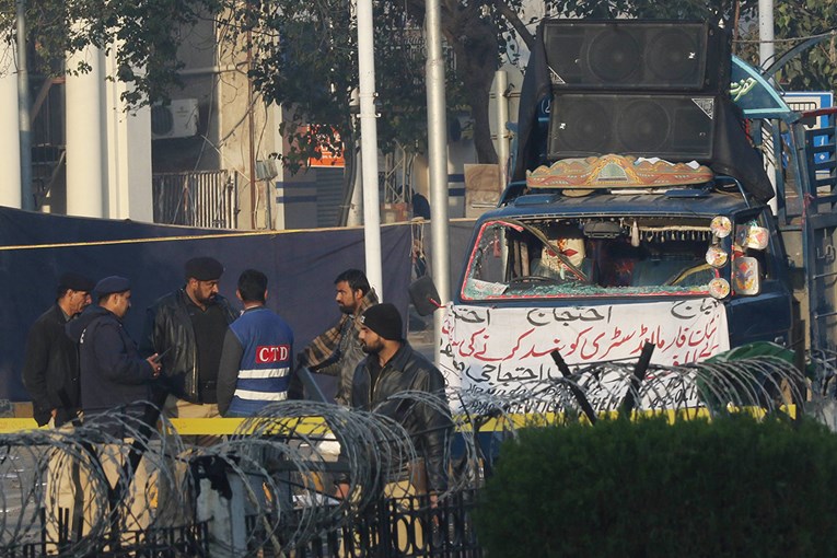 Bombaši samoubojice napali sud u Pakistanu, najmanje četiri mrtva