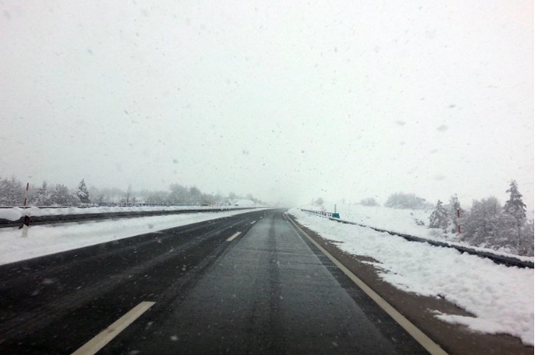 U Slavoniji pada snijeg, vjetar zatvorio autocestu A1