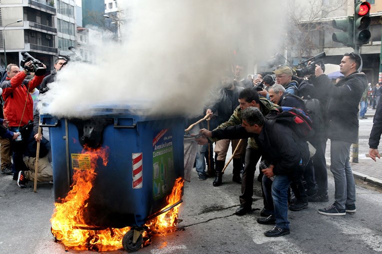 GRČKA PODIGLA POREZE, PASTIRI POLUDJELI Ovčarskim štapovima i kamenjem napali interventnu policiju