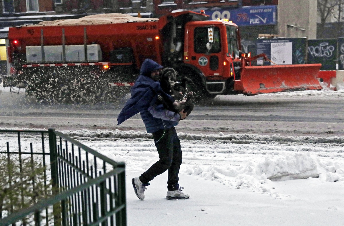 Ogromna snježna mećava paralizirala sjeveroistok SAD-a, ljude se poziva da ne izlaze iz kuća