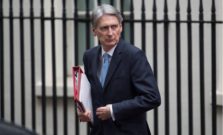 Previranja u britanskoj vladi, otimaju se za posao premijerke May