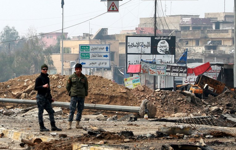 Deseci mrtvih pod ruševinama u Mosulu nakon zračnog napada