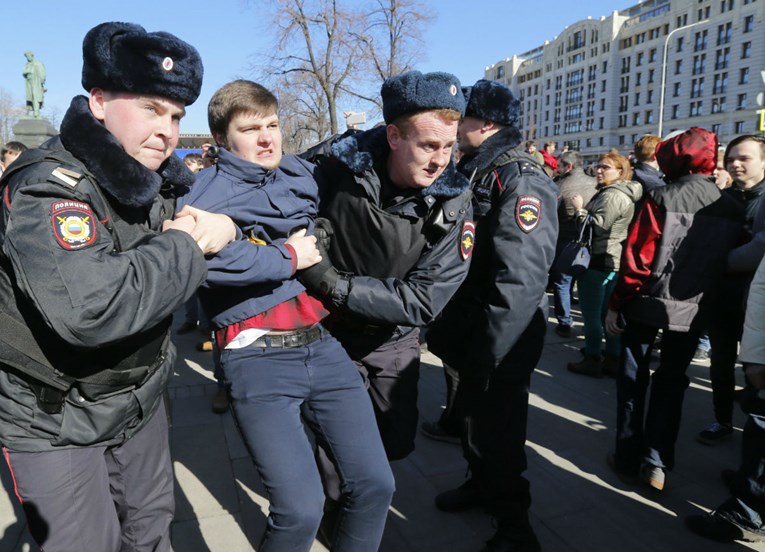 Stotine Rusa prosvjeduju protiv Putina pod sloganom "Dosadio nam je", preko 100 uhićenih