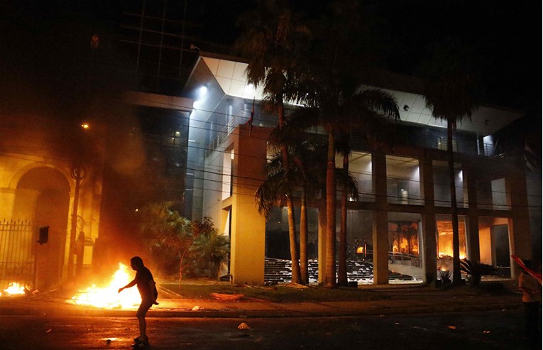 VIDEO Paragvajski prosvjednici zapalili zgradu Kongresa, ne žele predsjednika