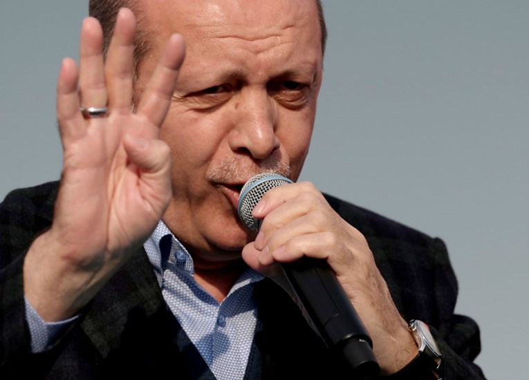 Erdogan zabranio tv-emisije za upoznavanje i otpustio 4000 državnih službenika