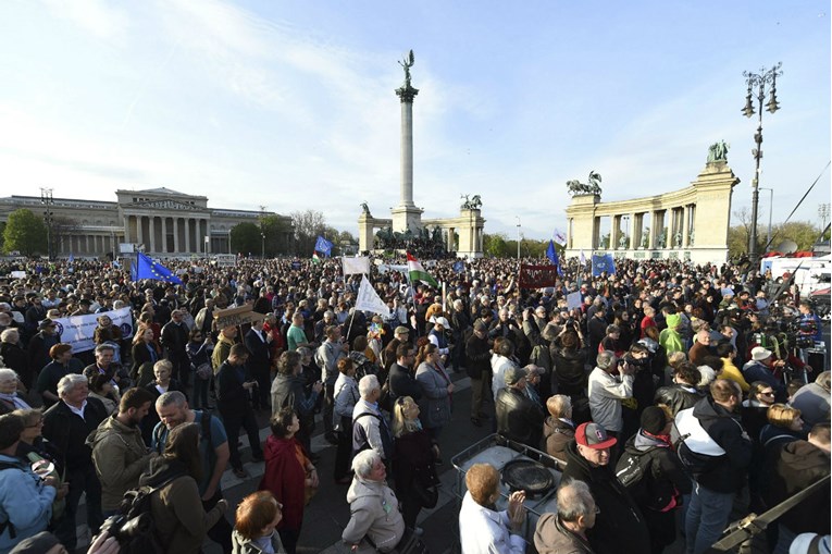 Prosvjedi protiv Orbana se nastavljaju, tisuće na ulicama Budimpešte