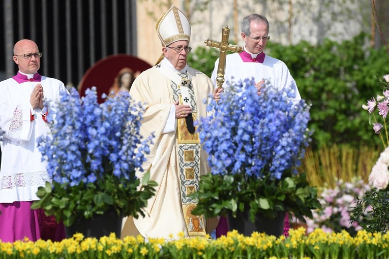 Papa služi uskrsnu misu pod jakim mjerama sigurnosti