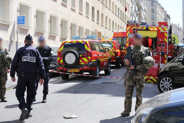 Dvojac u Francuskoj planirao atentat, policija u stanu pronašla eksploziv, oružje i zastavu ISIS-a