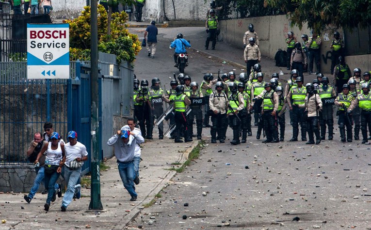 Policija u Caracasu suzavcem rastjeruje venezuelsku oporbu