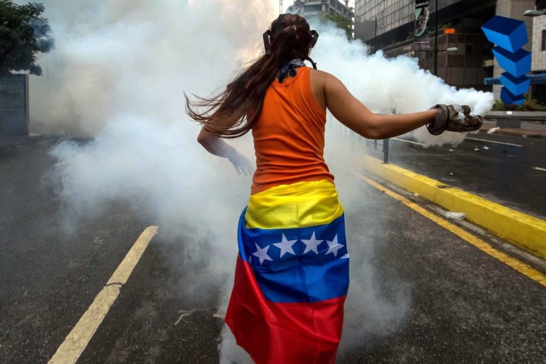 U valu nasilja u Venezueli u tri tjedna ubijeno 20 ljudi