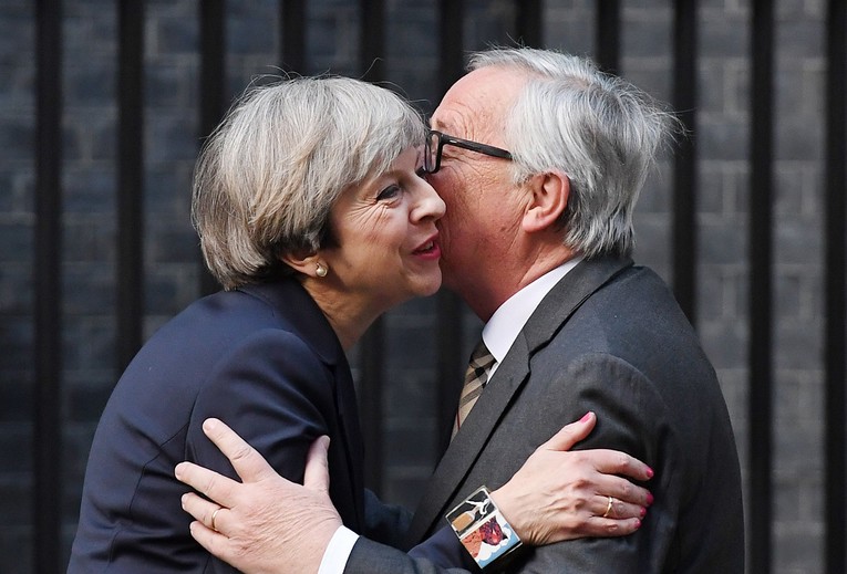 Juncker je svjestan da je Theresa May "tvrd orah"