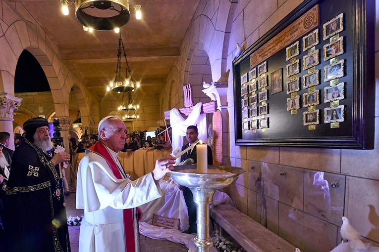 Papa Franjo jučer osudio one koji ubijaju u ime Boga, danas će održati misu u Egiptu