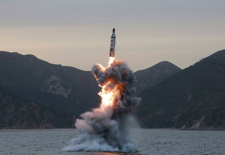 Sjeverna Koreja opet nije uspjela: Lansirali su balistički projektil, raspao se