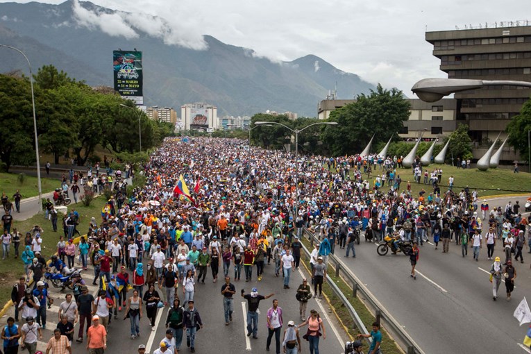 Nastavljaju se prosvjedi u Venezueli, tisuće na ulicama