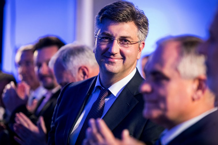 U SANADEROVOM STILU Plenković na skup HDZ-a išao službenim avionom