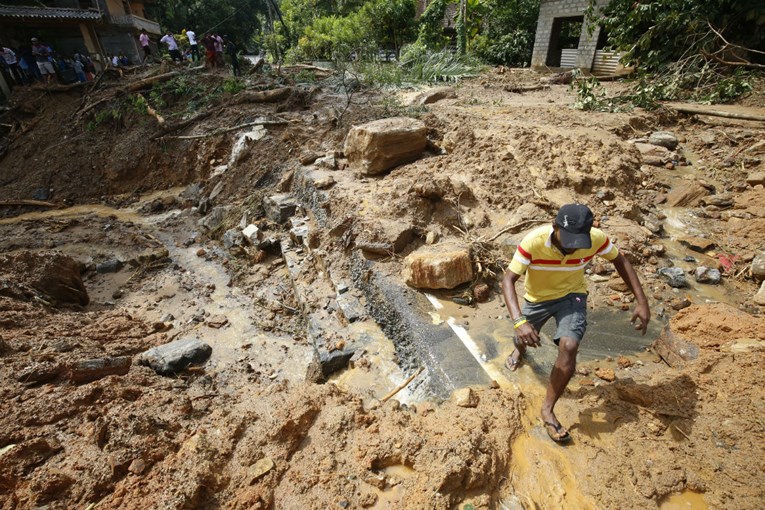 U poplavama u Sri Lanki poginule najmanje 164 osobe