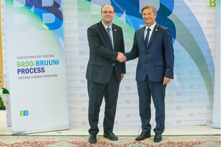 NA POTPUNO SUPROTNIM STRANAMA Erjavec ponavlja da je arbitraža važeća, Stier mu odgovorio