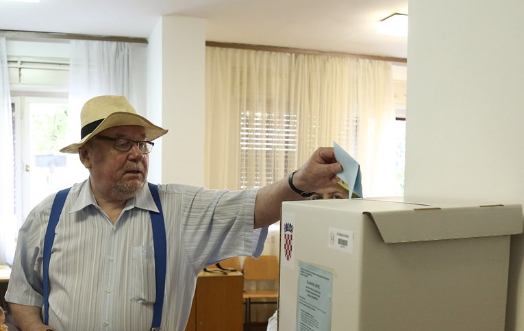 FOTO Kao da će u vinograd: Pogledajte što je Vladimir Šeks obukao za glasanje
