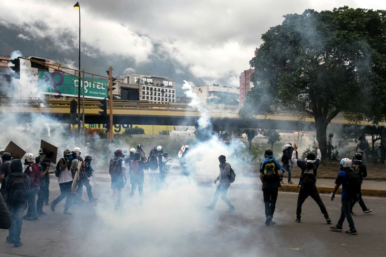 Maduro od pape Franje traži pomoć kako djeca ne bi sudjelovala u nasilnim prosvjedima