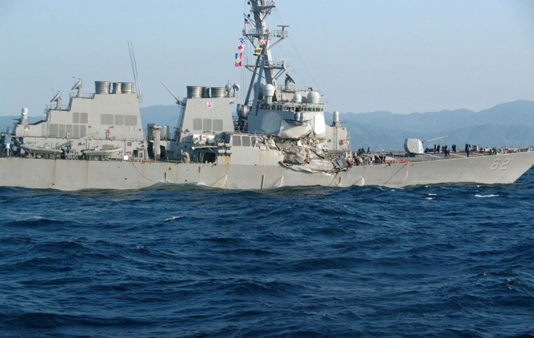 VIDEO Američki razarač sudario se s trgovačkim brodom, nestalo sedam mornara