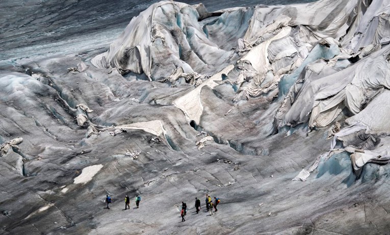 U Švicarskoj evakuacija zbog odrona, ledenjak prijeti izletnicima i stanovnicima