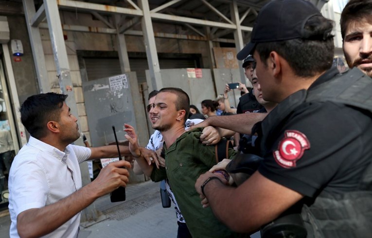 U Turskoj uhićeno 60 dužnosnika sigurnosti zbog umiješanosti u pokušaj puča