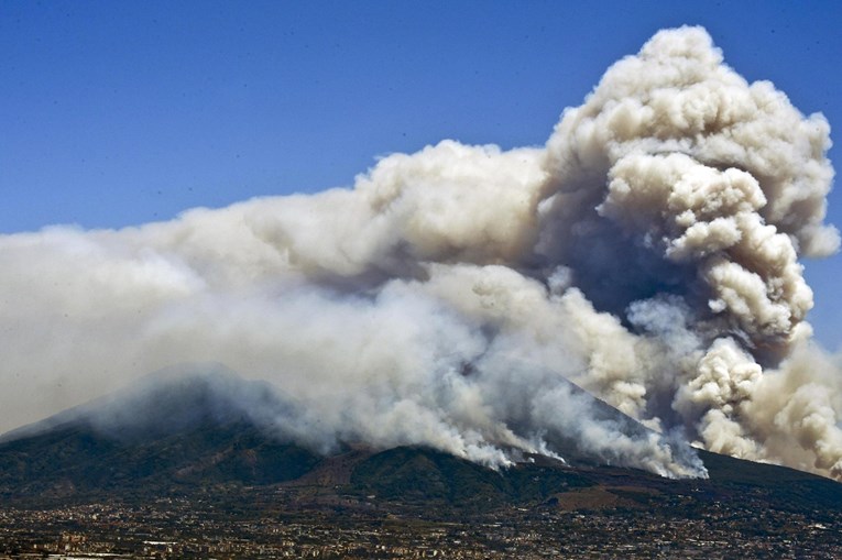 TISUĆU INTERVENCIJA Italijom haraju požari, gore i padine Vezuva