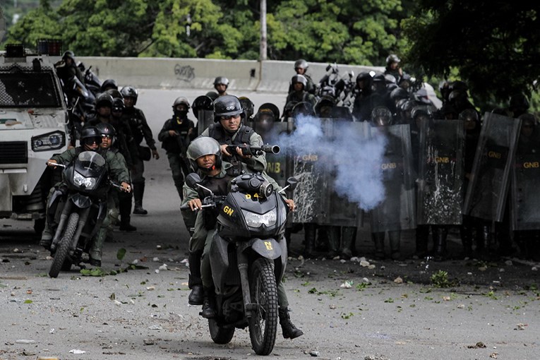 Dvoje mrtvih u Venezueli, stotine tisuća vojnika na ulicama