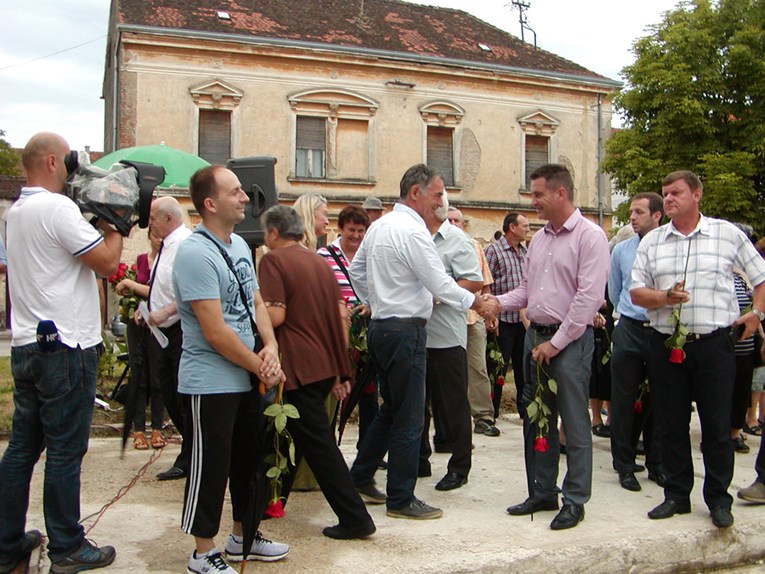 Komemoracija za ubijene Srbe u Glini protekla uz prosvjed veterana, dvojica prijavljena