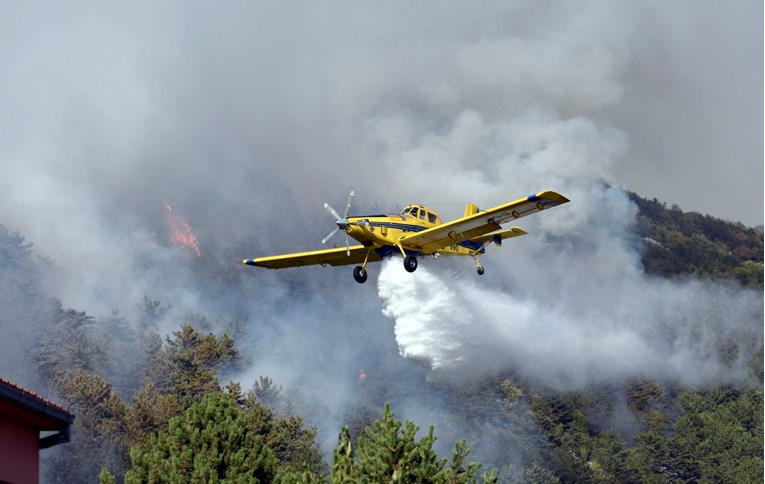 Zračne snage gase dva nova požara kod Pule i Korenice, gori i na Biokovu
