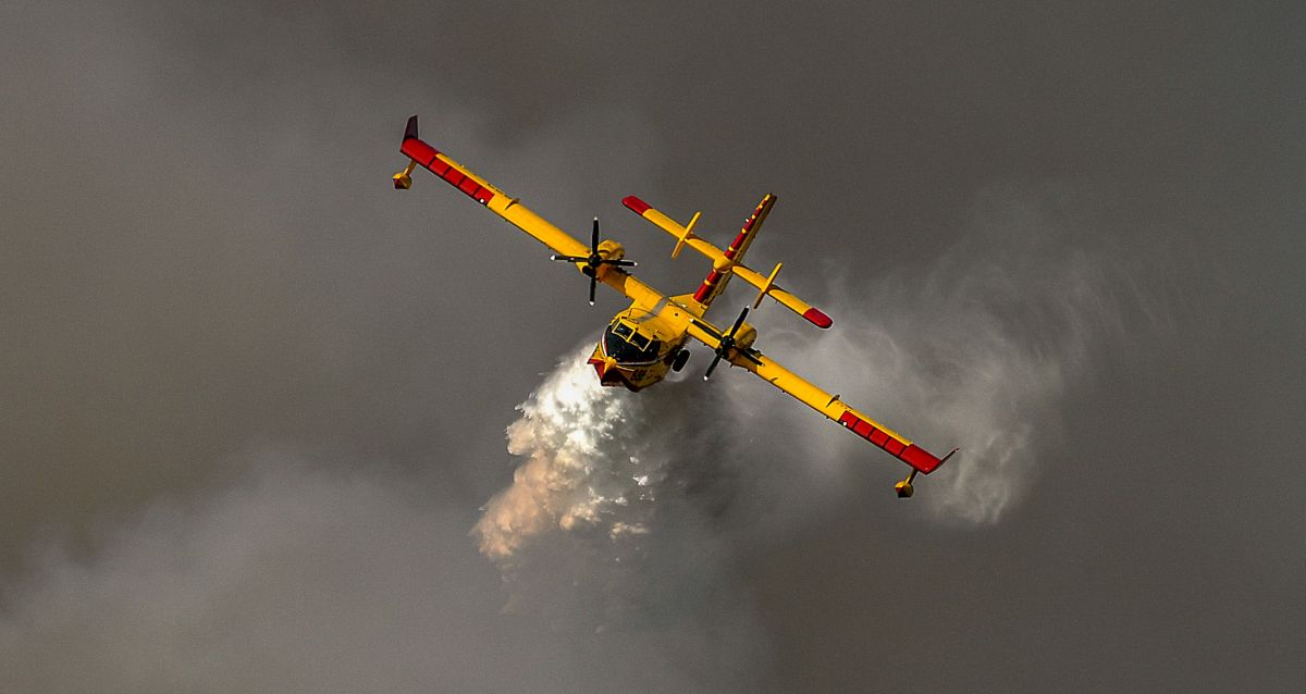 Požare u Dalmatinskoj zagori gasi pet kanadera