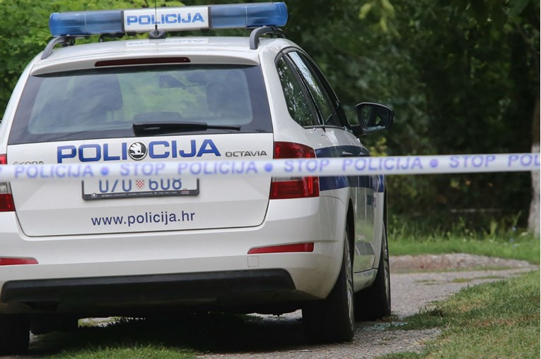 Lopov ukrao automobil iz dvorišta vikendice u Pokupskom Gladovcu, pronađen u Viduševcu