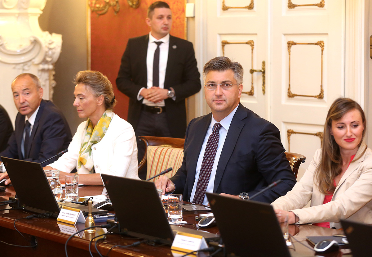 Plenković rekao da će naći načina da nagrade vatrogasce, za piromane zatražio "najteže" sankcije