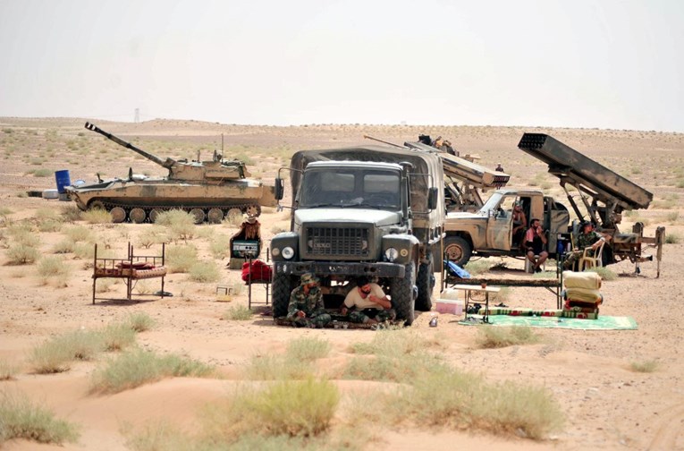 Sirijska vojska probila opsadu vojnog aerodroma, džihadisti potjerani prema granici s Irakom
