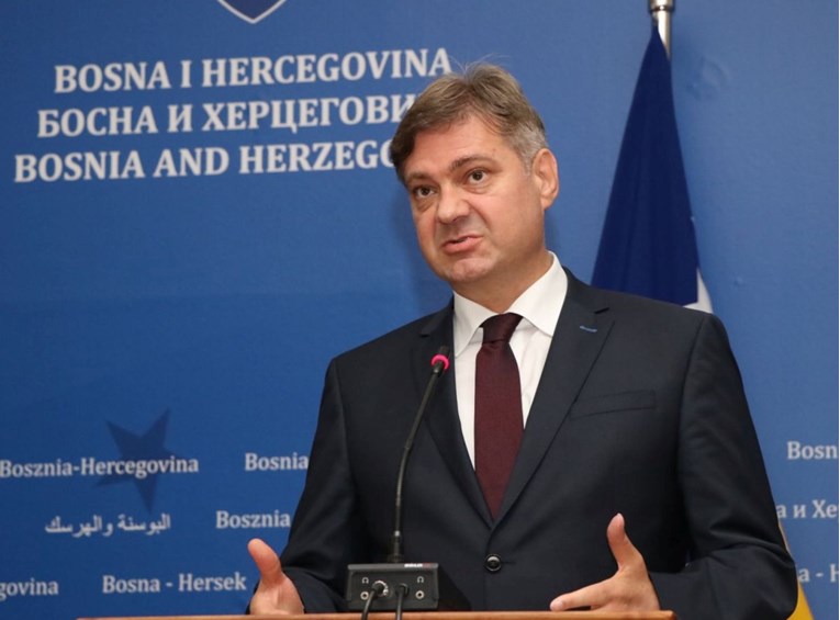 Cirkus u parlamentu BiH: Premijer mora sam sakupljati potpise potpore